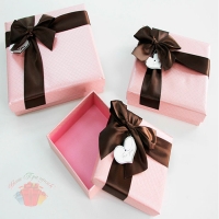 Коробка Изящный подарок с бантом Клубничный десерт средняя квадрат 15,5 х 15,5 х 4 см